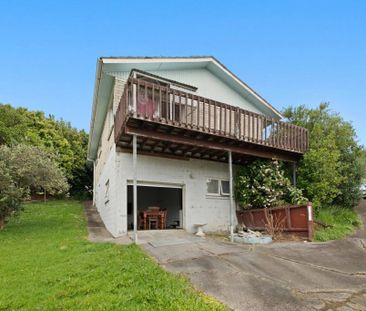 Tidy good sized two bedroom unit. - Photo 2