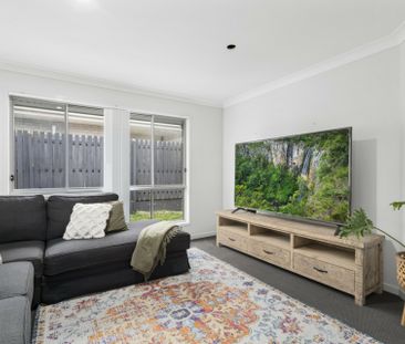 Modern 4 bedroom Family Home in Pimpama Village Estate - Photo 2