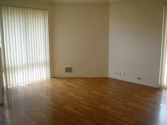 Low maintenance villa in ideal location! - Photo 1