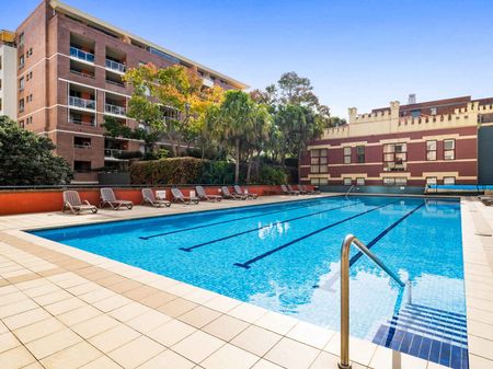 NEWLY UPDATED NORTH FACING SPLIT LEVEL TWO BEDROOM APARTMENT WITH CITY VIEWS - Photo 4