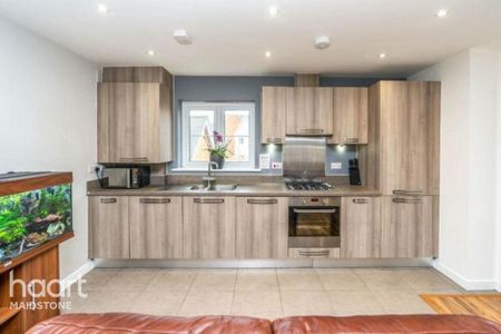 2 bedroom coach house to rent - Photo 5