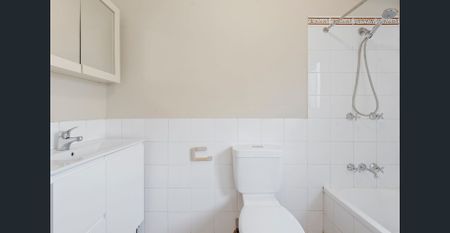 Spacious Townhouse - Photo 5