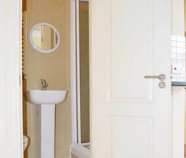 High Street, LONDON - Photo 3