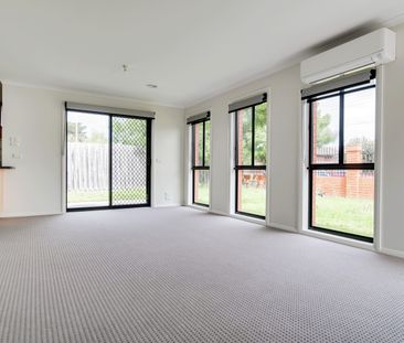 Modern unit, close to everything! - Photo 2