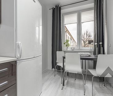 Przestronne i wyposażone dwupokojowe mieszkanie w centrum Jaworzna do wynajęcia | Spacer 3D - Zdjęcie 5