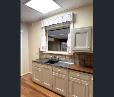 Spacious 3-Bedroom Family Home with Rumpus Room & Workshop - Photo 5