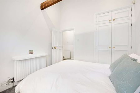 A charming one bedroom first floor mews with private entrance. - Photo 4