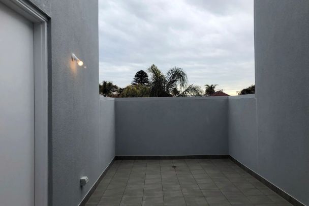 Modern 3 bedroom townhouse perfect summer location! - Photo 1