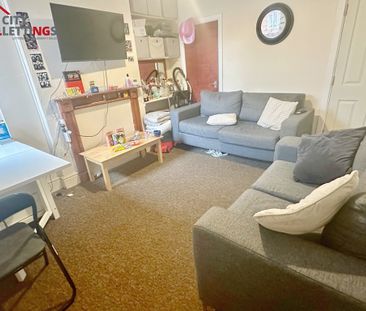5 Bedroom Mid Terraced House - Photo 5