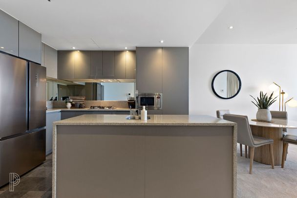 Spacious, light filled living in the heart of Canberra - Photo 1