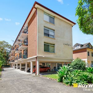 Perfectly Positioned Apartment with - Photo 3