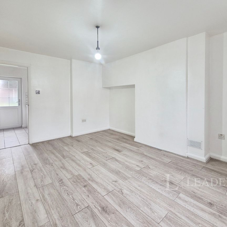 2 bedroom mid-terrace to rent West Avenue, Chelmsford - Photo 1