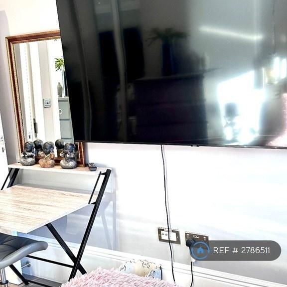 1 bedroom in a flat share to rent - Photo 1