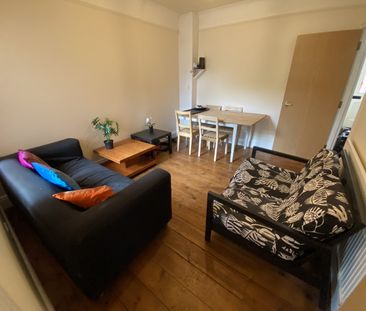 6 Bed Semi-Detached House, Bishops Road, RG6 - Photo 1