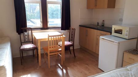 1 bedroom in a house share to rent - Photo 4