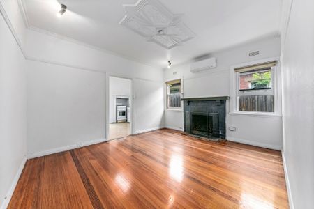 Classic two bedroom house with courtyard! - Photo 5