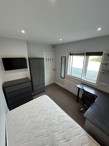 16 Kirkstone Drive- brand new refurb + 40 week contract!Loughborough - Photo 2