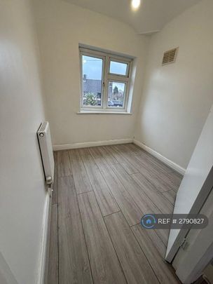 4 bedroom semi-detached house to rent - Photo 1