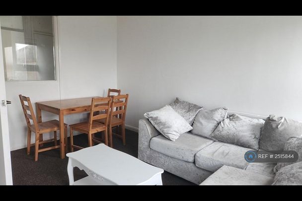 4 bedroom flat to rent - Photo 1