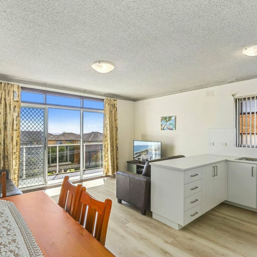 2 Bedroom unit in the heart of The Entrance - Photo 1