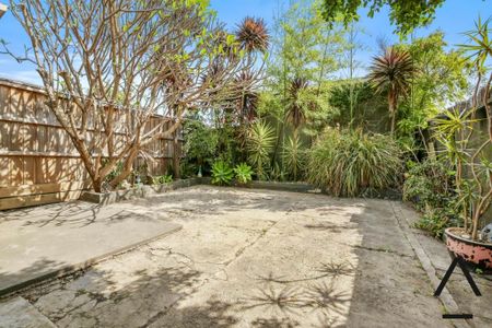 Charming Two-Bedroom Residence in the Heart of St Peters - Photo 3