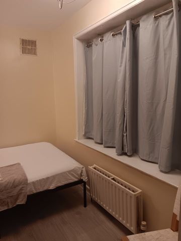 Room in a Shared House, Lea Farm Drive, LS5 - Photo 2