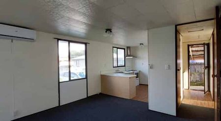 3 bedroom family home for rent in Papatoetoe! - Photo 3