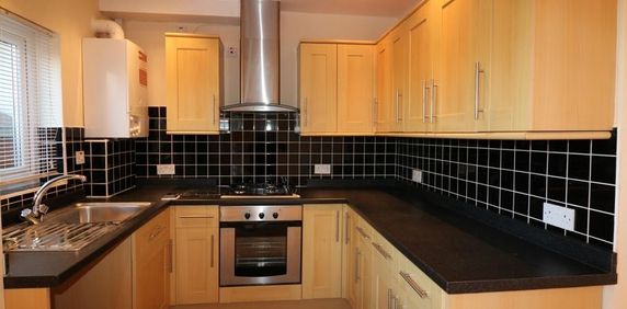 3 Bed Terraced House, Beaumont Crescent, CV6 - Photo 2