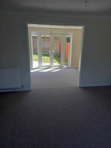 Midhurst Road, Hamdpen Park - Photo 2