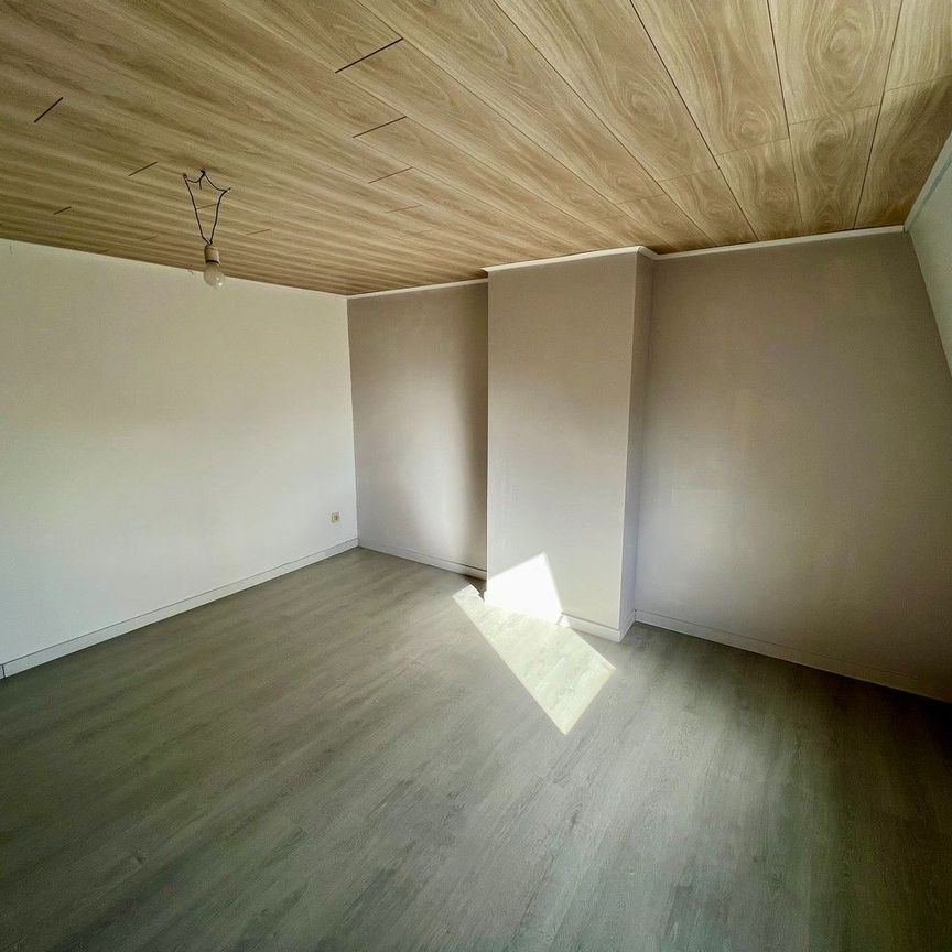 Centraal gelegen woning met 2 slaapkamers en zéér ruime garage! - Foto 1