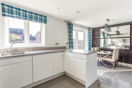 3 bedroom detached house to rent - Photo 2