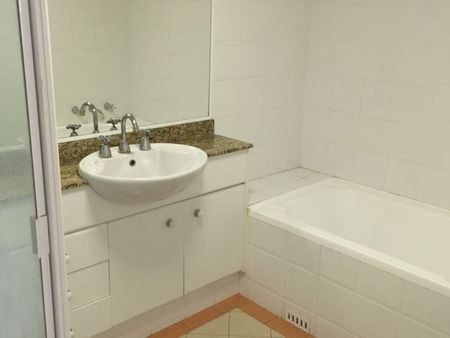 SPACIOUS, LIGHT & SUNNY, 3 BEDROOM SECURITY APARTMENT IN 'OSCAR ON HOLLYWOOD' - Photo 4