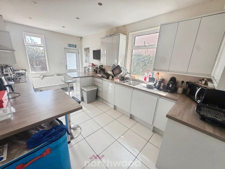 1 bedroom in a house share to rent - Photo 4