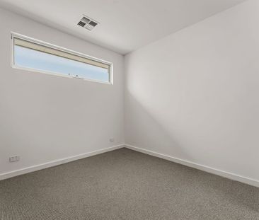 Modern Family Living Near the Coast – Aldinga Beach - Photo 6