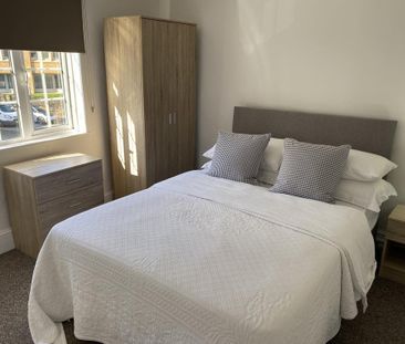 4 bedroom flat share to rent - Photo 4