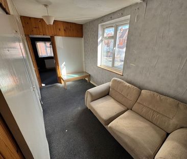 4 Bed Flat, Deacon Road, SO19 - Photo 3