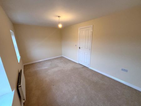 3 bedroom end of terrace to let - Photo 4