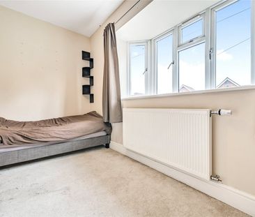 Goldsworth Road, Woking - 4 bedrooms Property for lettings - Seymours - Photo 3