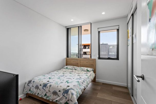 Two bed apartment with stunning city skyline views! - Photo 1