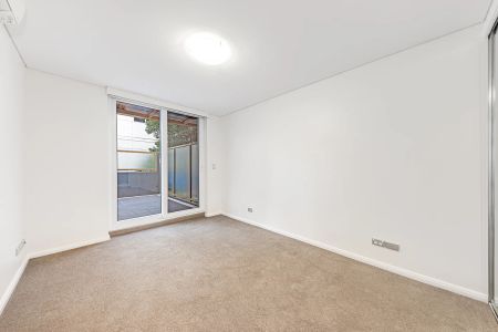 Spacious Apartment in Walking Distance to the Rail - Photo 3