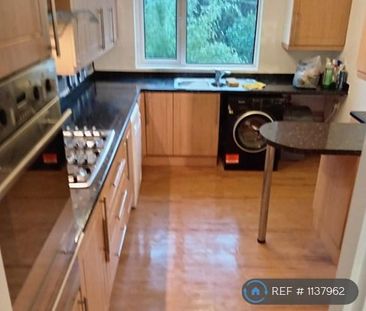 3 bedroom flat to rent - Photo 3