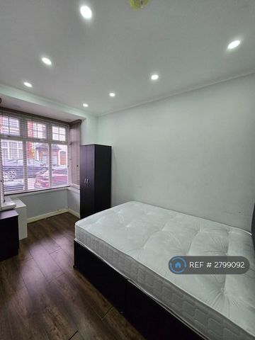 1 bedroom in a house share to rent - Photo 5