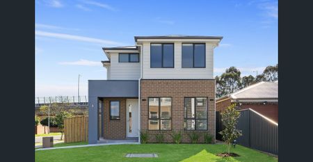 Modern five bedroom home prime Casula pocket - Photo 3