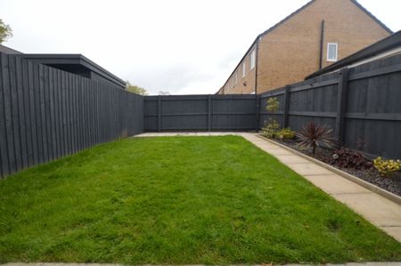 3 Bedroom Semi-Detached House - Photo 3