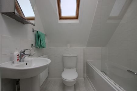 Desborough, Kettering, Northants, NN14 - Photo 2