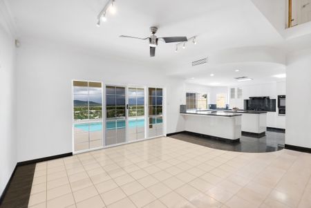 Luxury Rental Property with Spectacular Views in Cairns - Photo 3