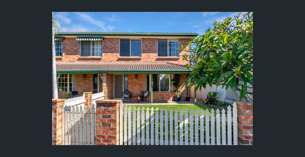 Beautifully Renovated Townhouse! - Photo 1