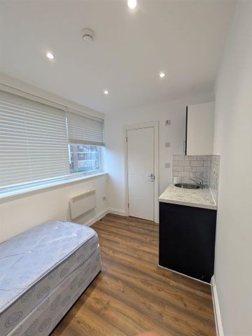 Cortis Road, London SW15 - Photo 4