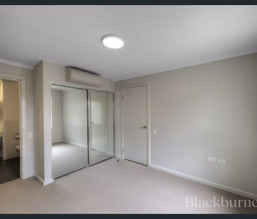 STUNNING APARTMENT, PERFECT LOCATION, QUALITY FINISHES - Photo 2