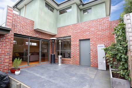Stylish Contemporary Townhouse in Prime Essendon North Locale - Photo 2